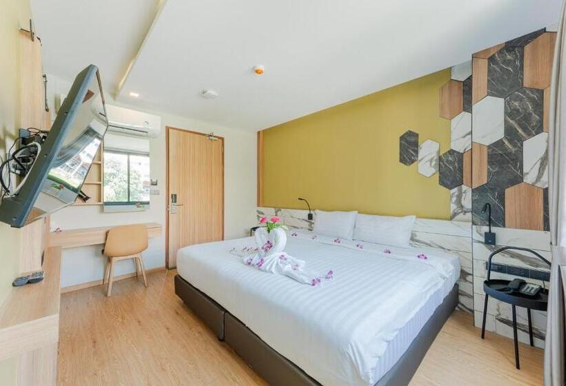 스탠다드 룸 킹사이즈 침대, Sky Wave Patong