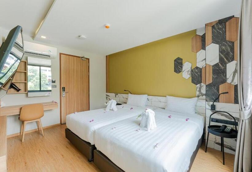 디럭스 룸, Sky Wave Patong