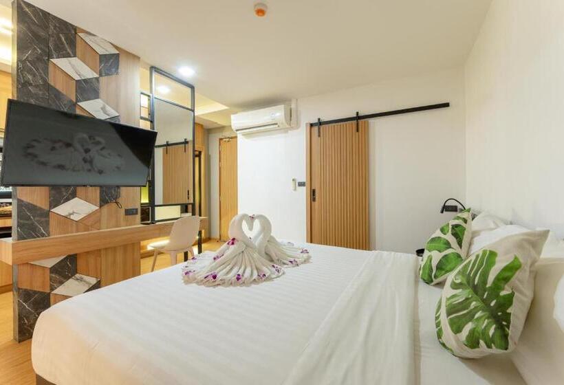 스탠다드 스튜디오 바다 전망, Sky Wave Patong