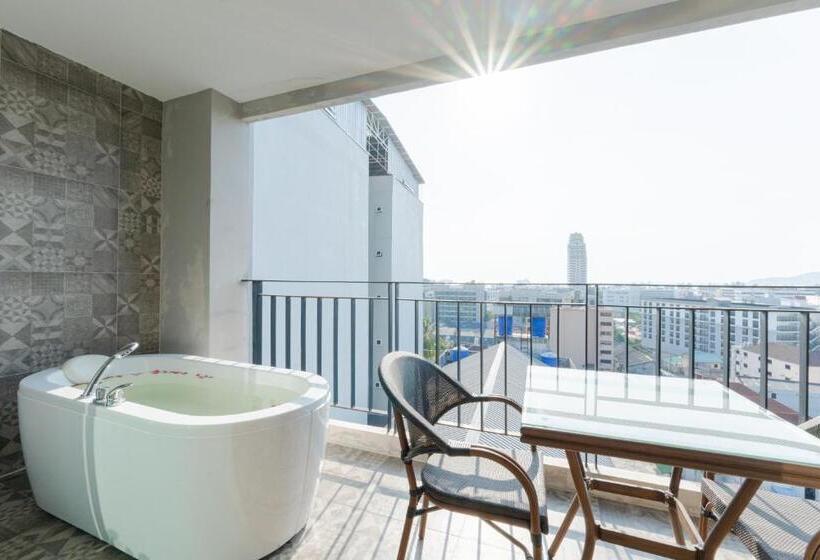 스탠다드 스튜디오 바다 전망, Sky Wave Patong