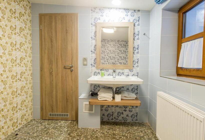 스탠다드 트리플 룸, Restaurace A Penzion Bludoveček