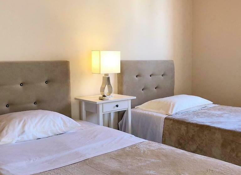 复式房间, Helianthus Apartments