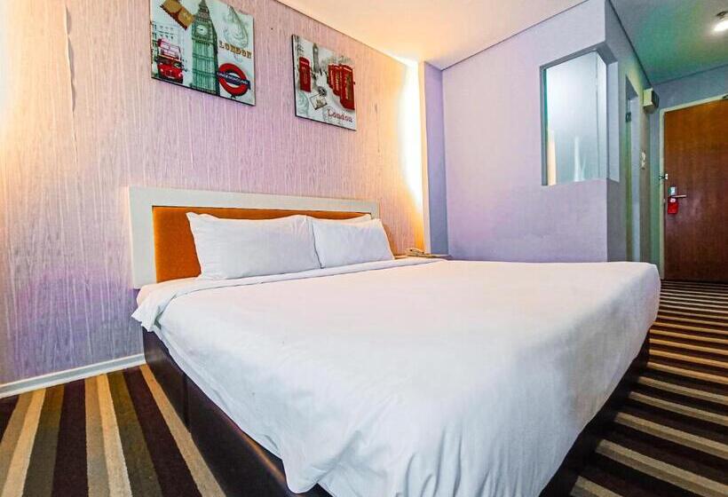 اتاق لوکس با تخت بزرگ, First Residence Hotel By Rvh