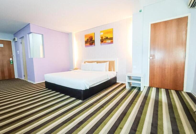 اتاق لوکس با تخت بزرگ, First Residence Hotel By Rvh