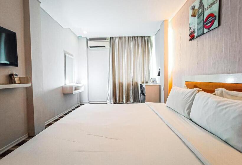 اتاق لوکس با تخت بزرگ, First Residence Hotel By Rvh