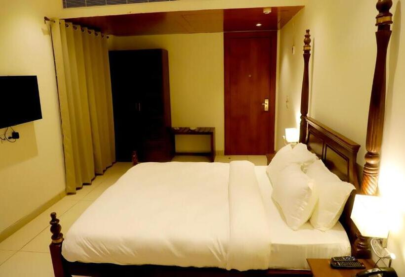 带大床的标准间, The Vrindwoods