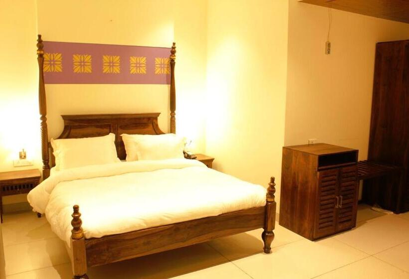 带大床的标准间, The Vrindwoods