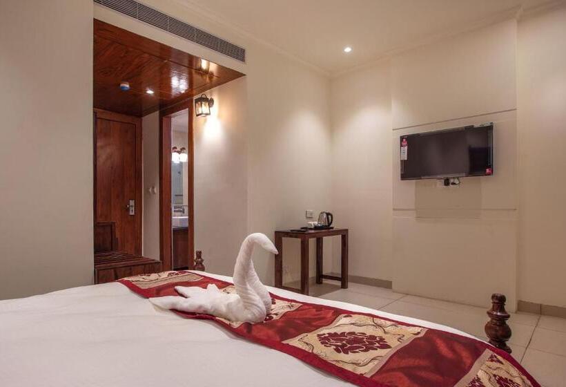 带大床的标准间, The Vrindwoods