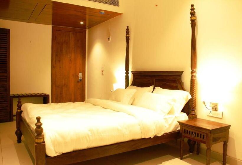 带大床的标准间, The Vrindwoods