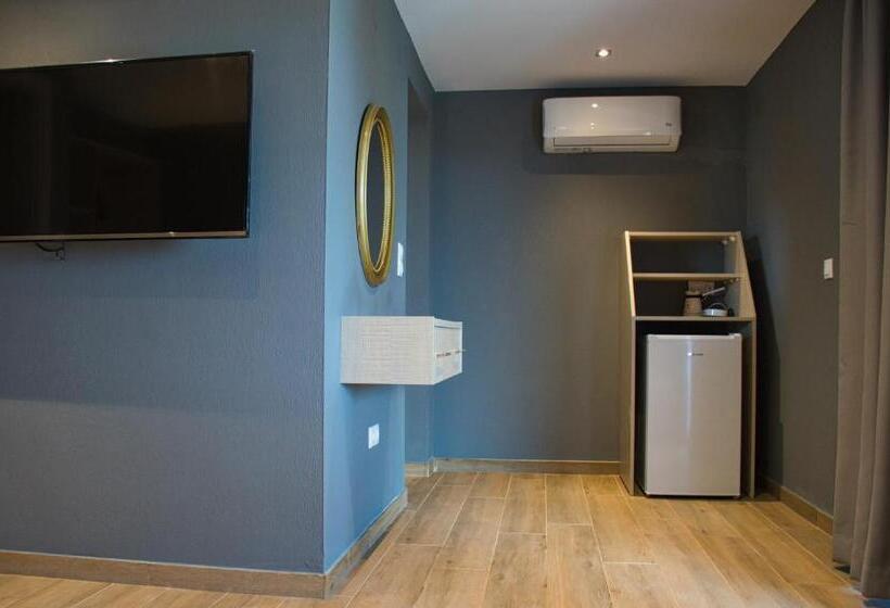 חדר דלוקס לשלושה עם נו לים, Viky