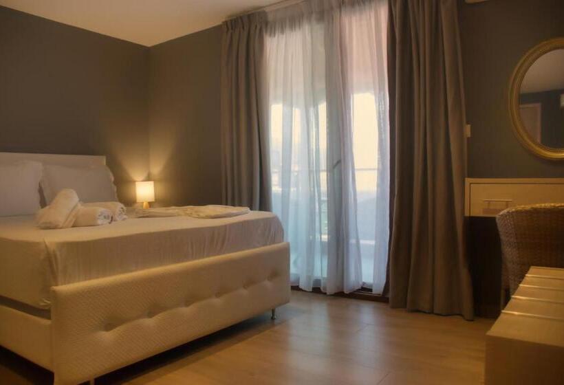 חדר דלוקס לשלושה, Viky