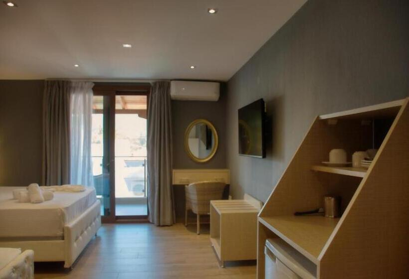 חדר דלוקס לשלושה, Viky