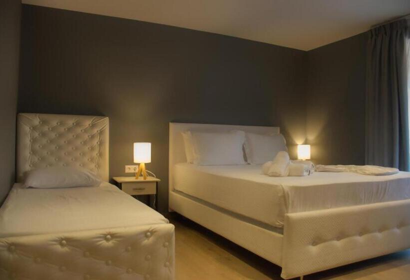 חדר דלוקס לשלושה, Viky