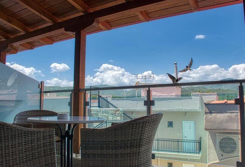 חדר דלוקס לשלושה, Viky