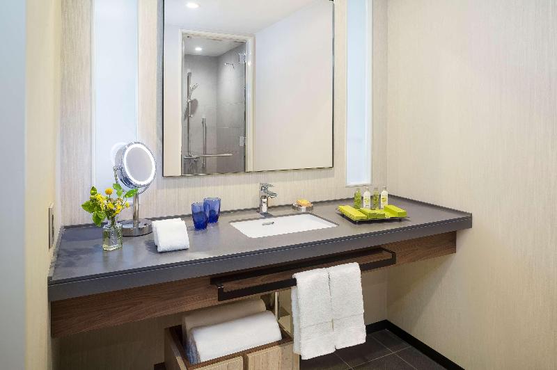 带大床的行政房间, Hilton Okinawa Sesoko Resort