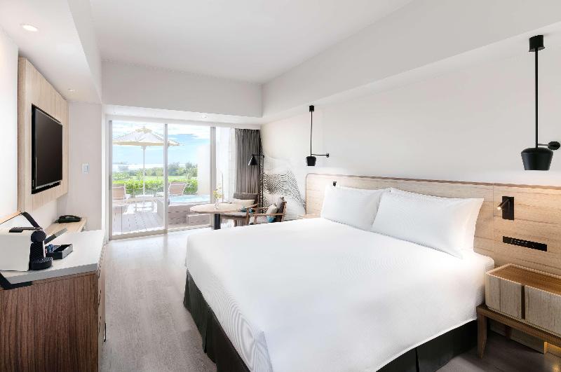带大床的行政房间, Hilton Okinawa Sesoko Resort