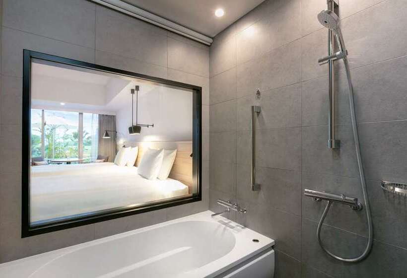 带大床的豪华间, Hilton Okinawa Sesoko Resort