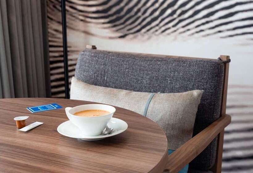 带大床的豪华间, Hilton Okinawa Sesoko Resort