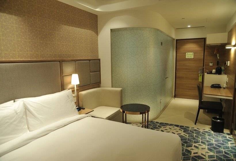 带城市景观及双人床的标准房间, Holiday Inn Gurugram Sector 90, An Ihg
