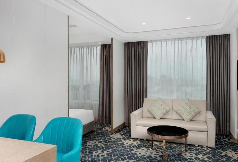 带阳台套房, Holiday Inn Gurugram Sector 90, An Ihg