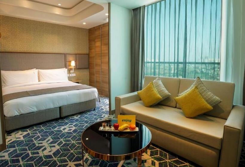 带阳台套房, Holiday Inn Gurugram Sector 90, An Ihg