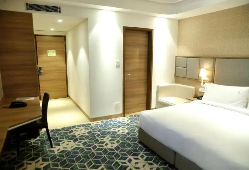 身障者適用キングサイズベッドルーム, Holiday Inn Gurugram Sector 90, An Ihg