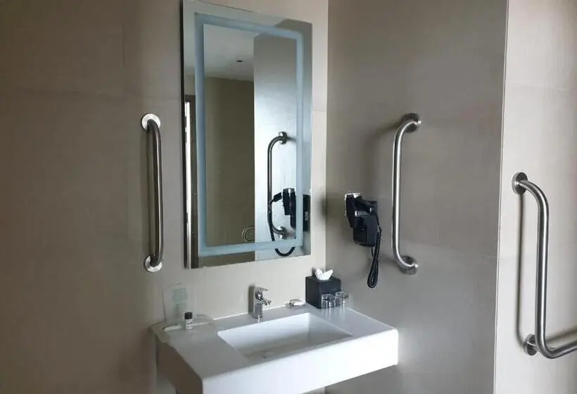身障者適用キングサイズベッドルーム, Holiday Inn Gurugram Sector 90, An Ihg