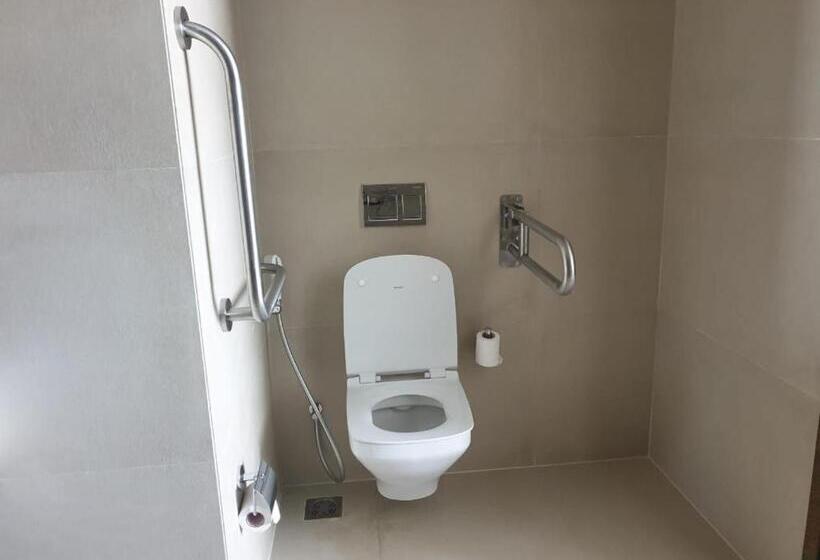 اتاق استاندارد با تخت بزرگ برای معلولان, Holiday Inn Gurugram Sector 90, An Ihg