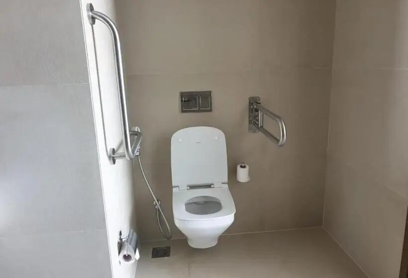 身障者適用キングサイズベッドルーム, Holiday Inn Gurugram Sector 90, An Ihg