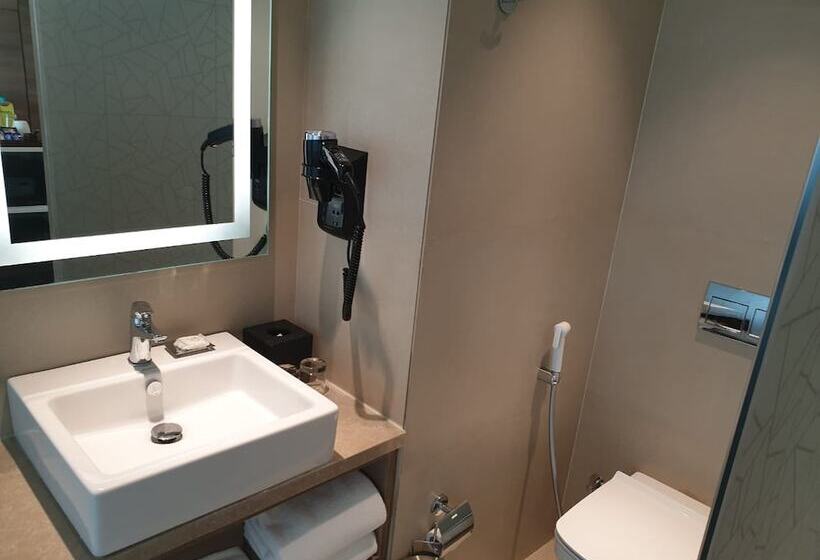 带城市景观及双人床的标准房间, Holiday Inn Gurugram Sector 90, An Ihg