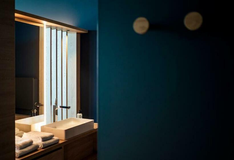 חדר סטנדרט, Theclouth