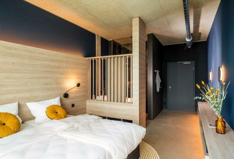 חדר סטנדרט, Theclouth