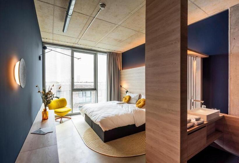 חדר סטנדרט, Theclouth