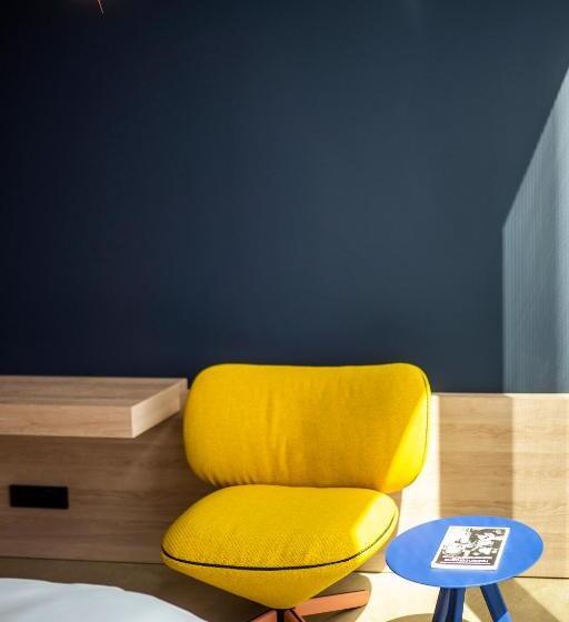 חדר סטנדרט, Theclouth