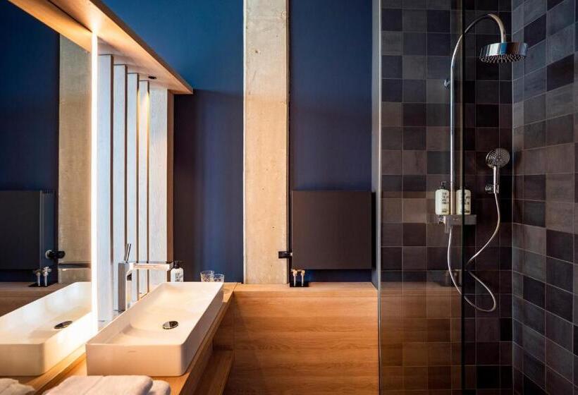 חדר סטנדרט, Theclouth