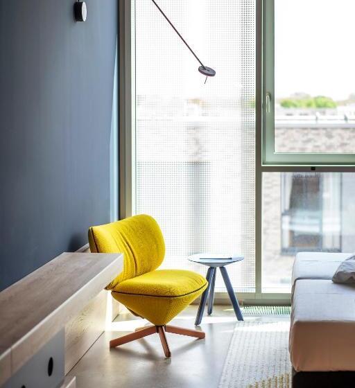 חדר סטנדרט, Theclouth