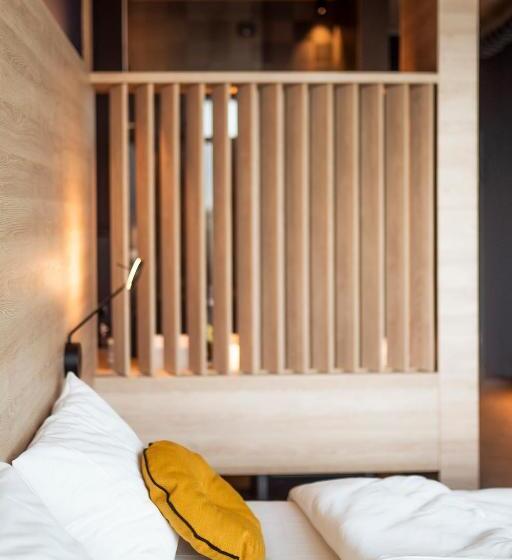 חדר סטנדרט, Theclouth