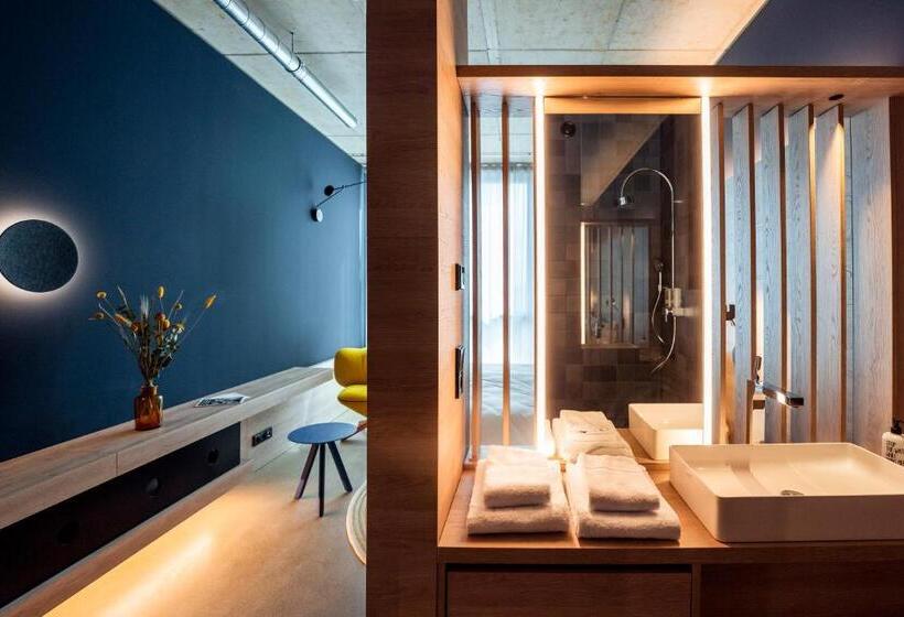 חדר סטנדרט, Theclouth