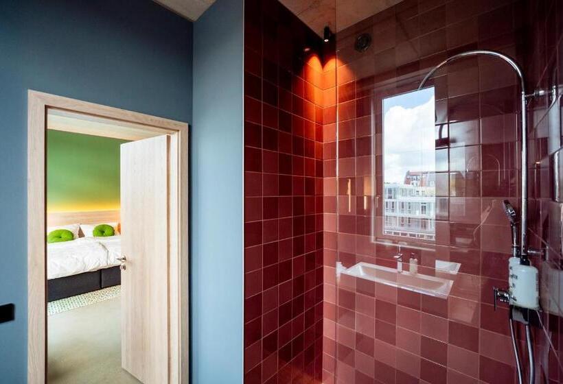 חדר סופריור, Theclouth