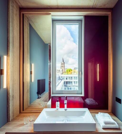 חדר סופריור, Theclouth