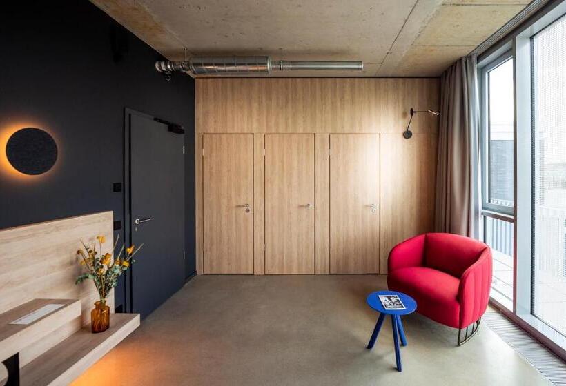 חדר סופריור, Theclouth