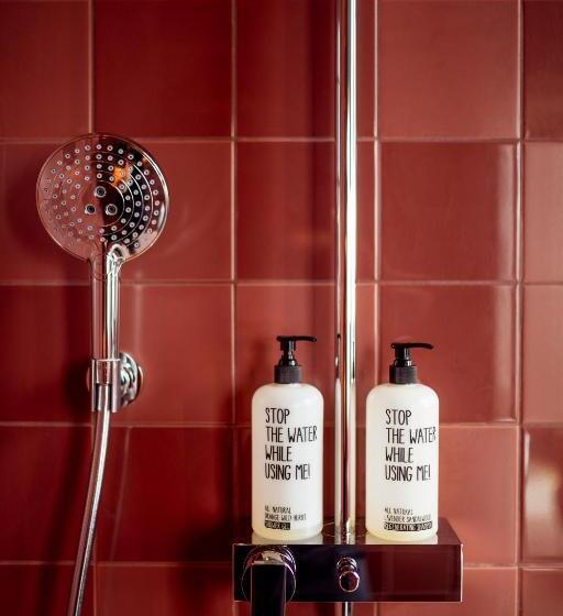 חדר סופריור, Theclouth