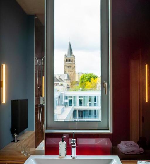 חדר דלוקס, Theclouth