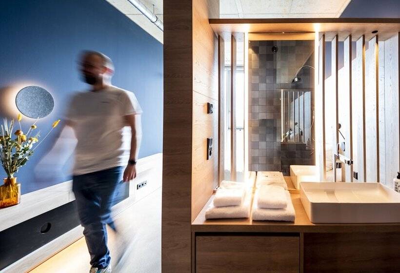 חדר סטנדרט, Theclouth