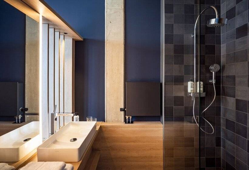 חדר סטנדרט, Theclouth