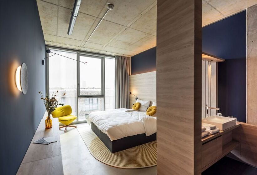 חדר סטנדרט, Theclouth