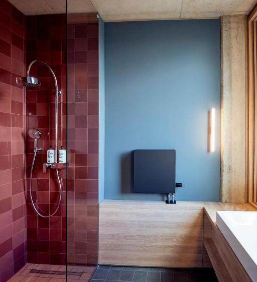 חדר סופריור, Theclouth