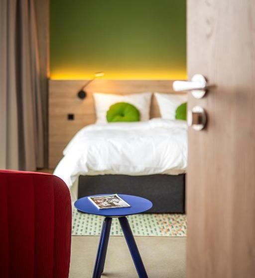 חדר סופריור, Theclouth