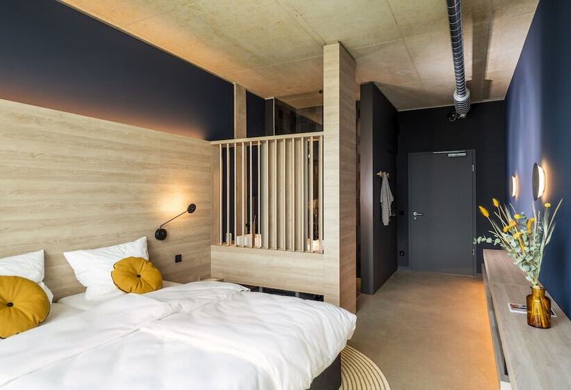 חדר סטנדרט, Theclouth