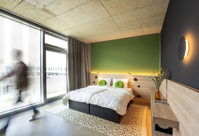 חדר סופריור, Theclouth